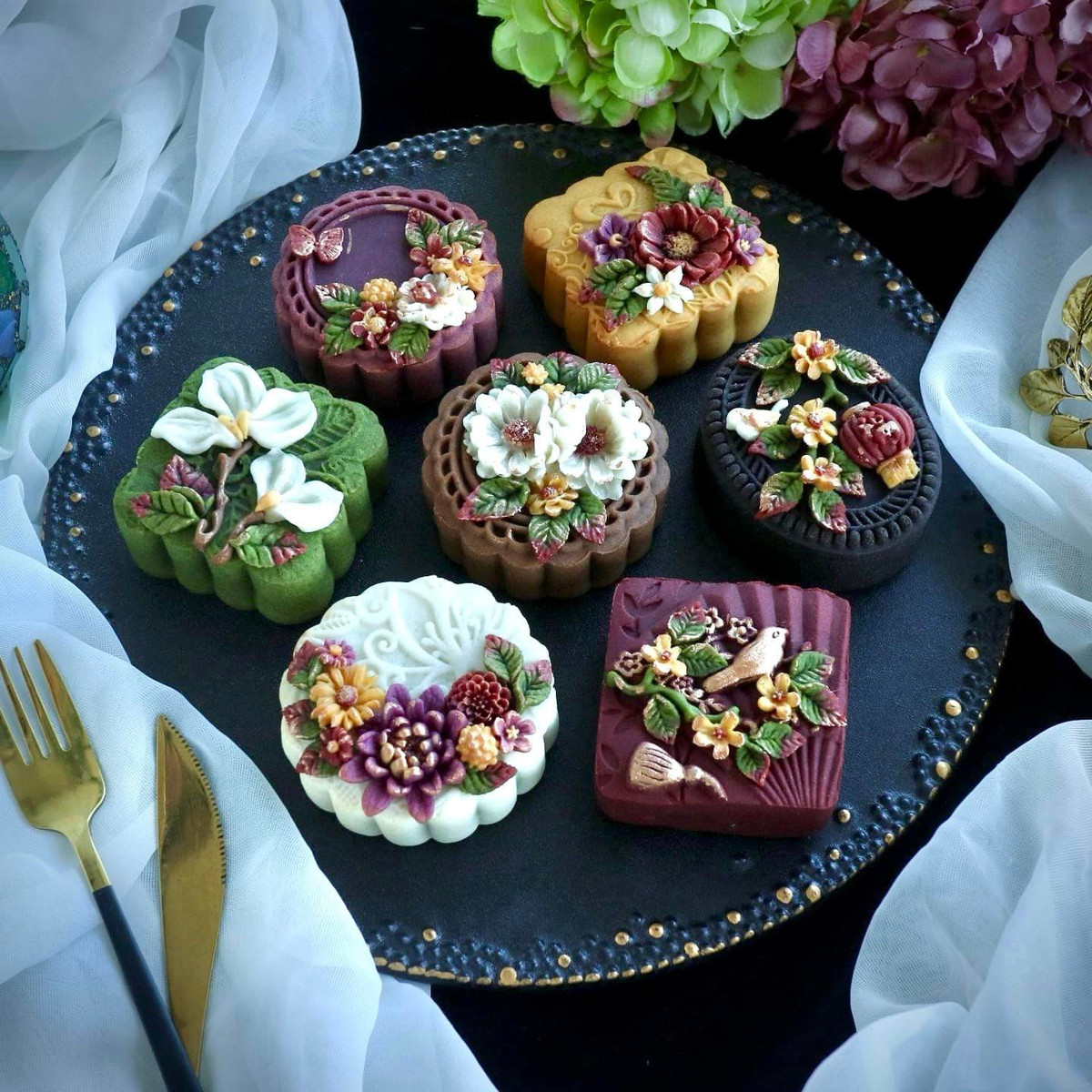 Những chiếc bánh trung thu với đủ màu sắc, được làm với kỹ thuật đắp nổi cầu kì được chị Hằng dâng lễ lên ban vào các ngày lễ.