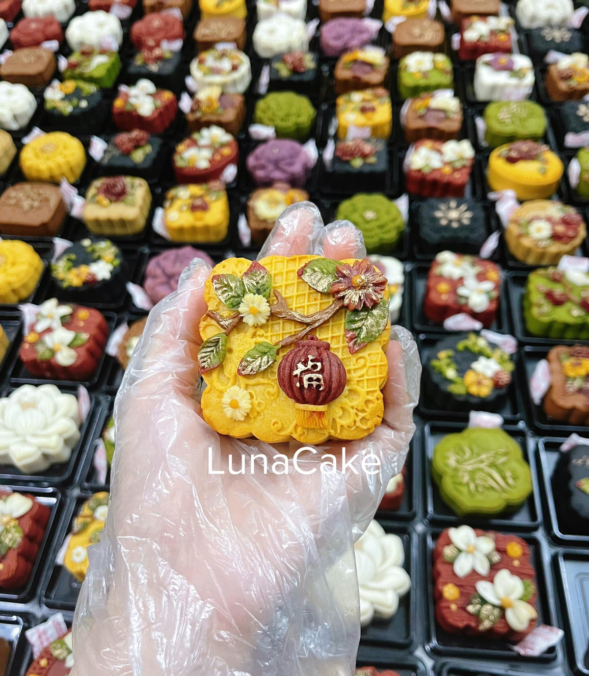 Vào dịp trung thu các năm trước, mỗi ngày, chị Hằng làm 500 - 800 bánh trung thu nghệ thuật, bán ra thị trường thu về hàng chục triệu đồng. (Ảnh: FBNV)