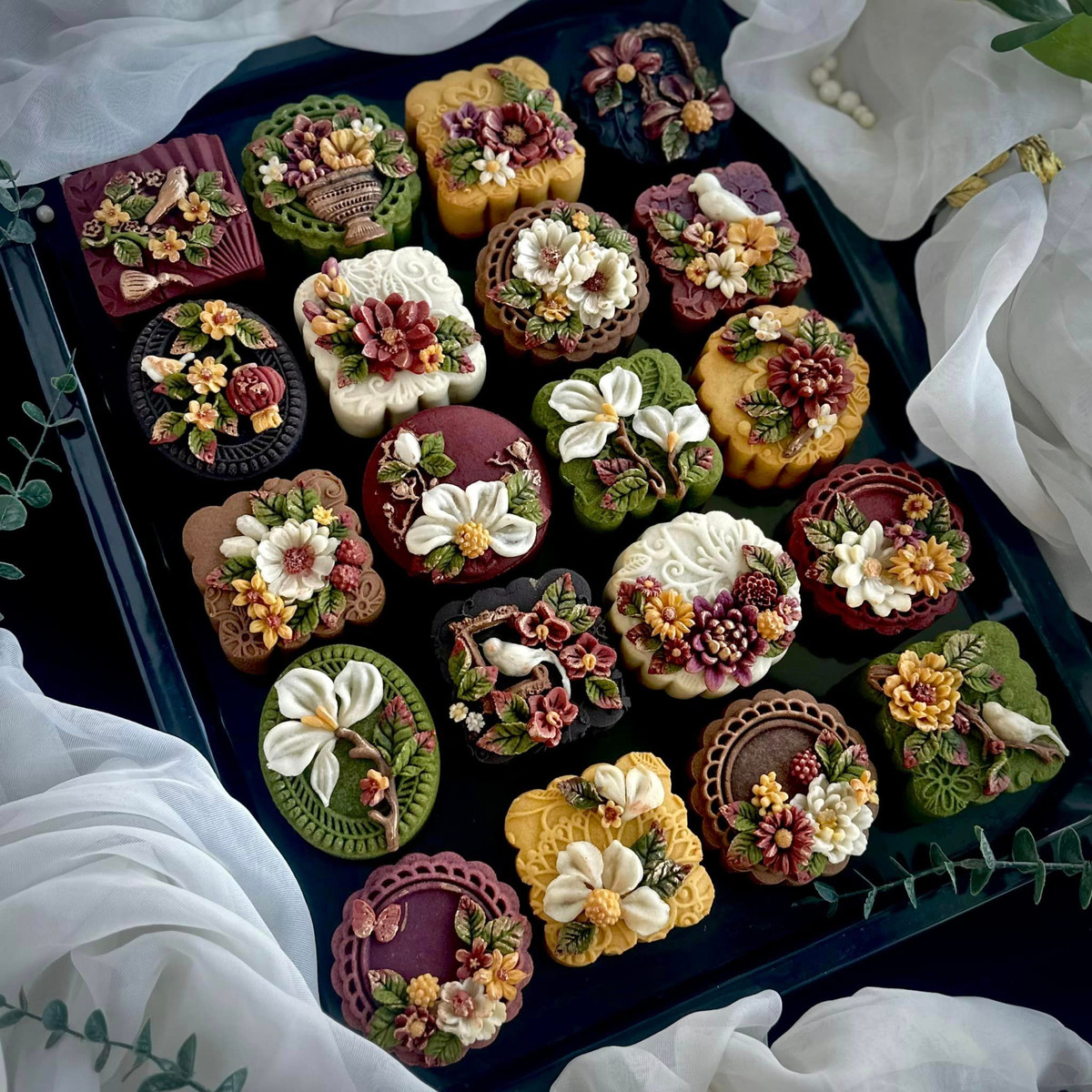 Không còn là những chiếc bánh với nhân truyền thống nhàm chán, bánh Trung thu hiện đại có thể được làm như một chiếc bánh rau câu, flan, nhân kem… được trang trí với đủ màu sắc và mang nhiều hương vị khác nhau.