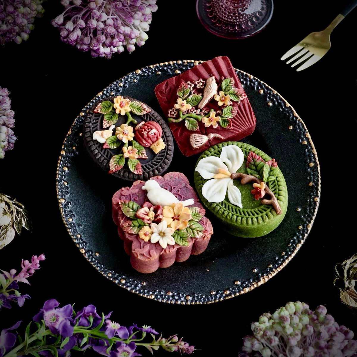 Ở phần bình luận, không ít người đã thể hiện sự xuýt xoa với người tạo ra những chiếc bánh đặc biệt này: "Chị ơi có nhận học viên không ạ, xinh quá", "òa òa mê thế, bánh đẹp như này ai nỡ ăn", "khéo tay quá".