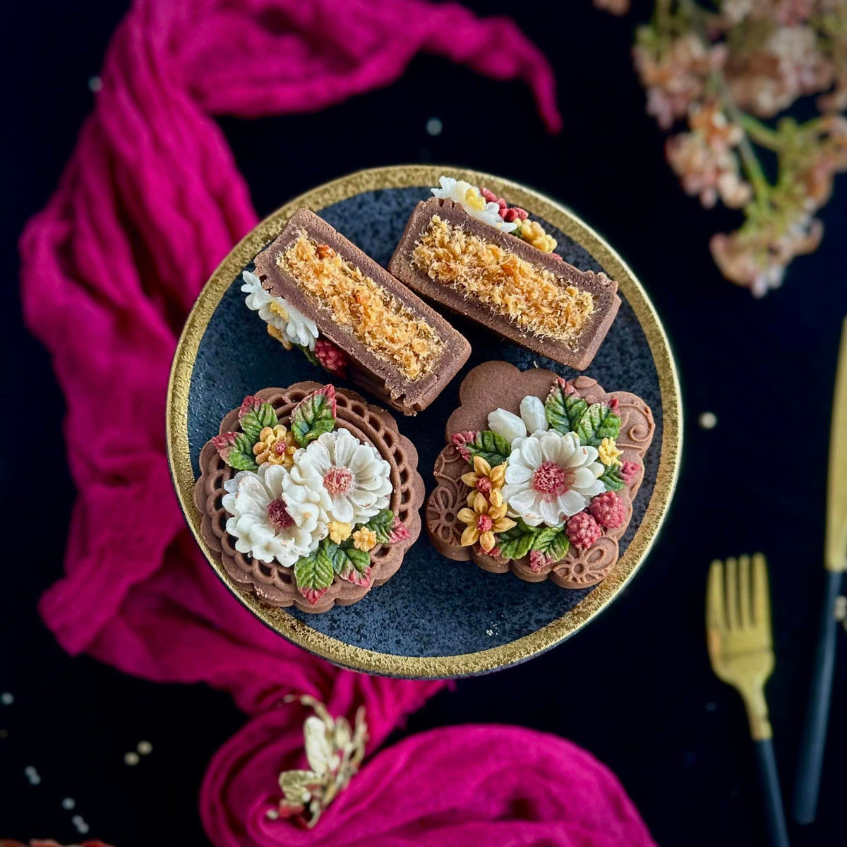 Được biết, ban đầu chị Lê Hằng làm bánh chỉ để thoả mãn đam mê nhưng tình cờ đã đem lại nguồn thu nhập khá và sau đó đã quyết định phát triển thành công việc kinh doanh. Đồng thời, tạo việc làm thời vụ cho rất nhiều bạn sinh viên vào thời gian rảnh rỗi mùa hè và đầu năm học.