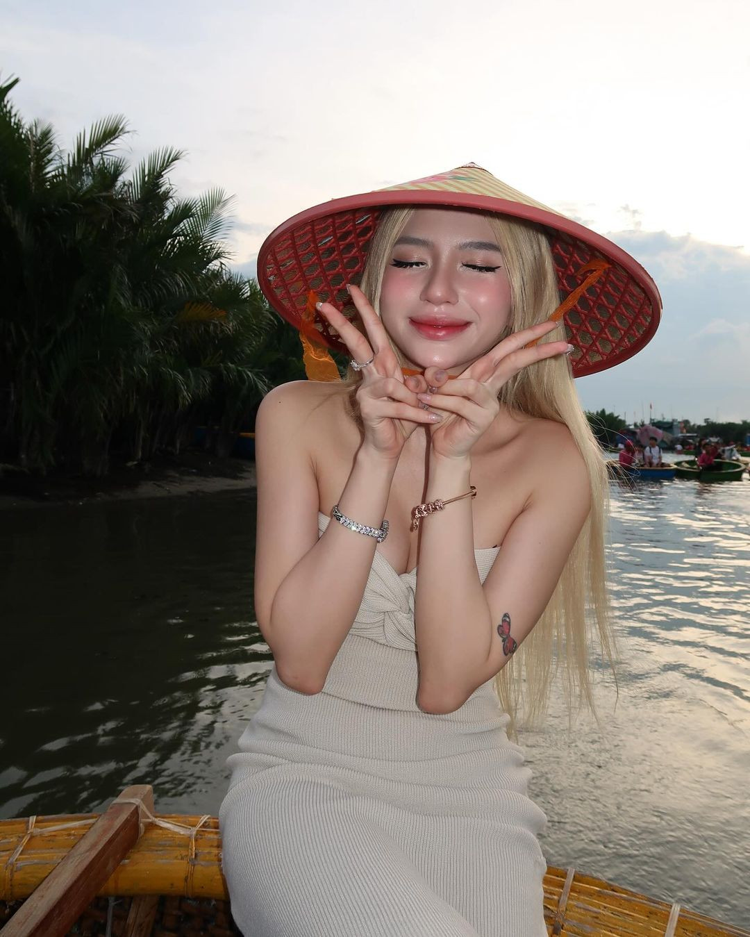 Cùng với Xuân Ca, Quỳnh Như là đôi bạn thân có những màn nhảy bắt trend cực mượt.