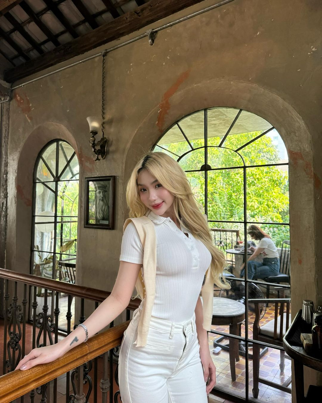 Được biết Quỳnh Như có tên đầy đủ là Nguyễn Phong Nhã Quỳnh Như, sinh năm 2001, đến từ Đồng Nai. Hiện tại, tài khoản TikTok của cô nàng đang có gần 1 triệu người theo dõi.