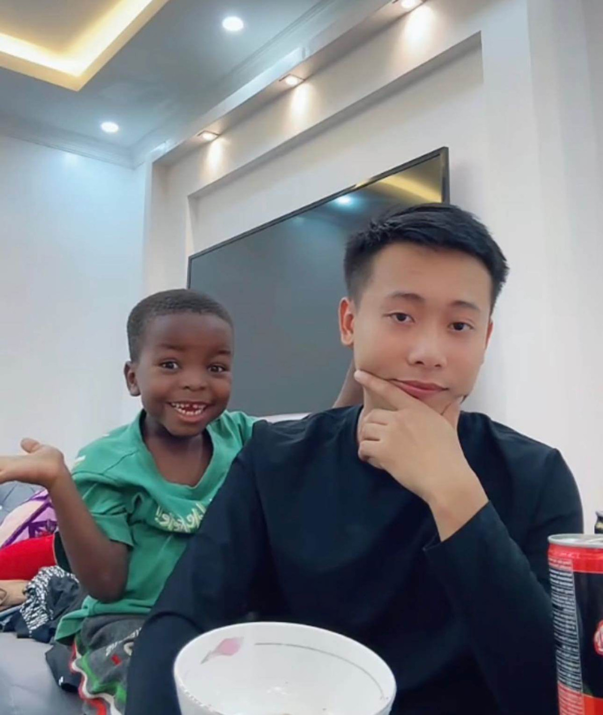 Lôi Con đã chiếm được thiện cảm của rất nhiều người nơi mà cậu bé được đến thăm. Lôi Con gây ấn tượng bởi sự ngoan ngoãn, hiểu chuyện, lễ phép nhưng cũng vô cùng tinh nghịch.