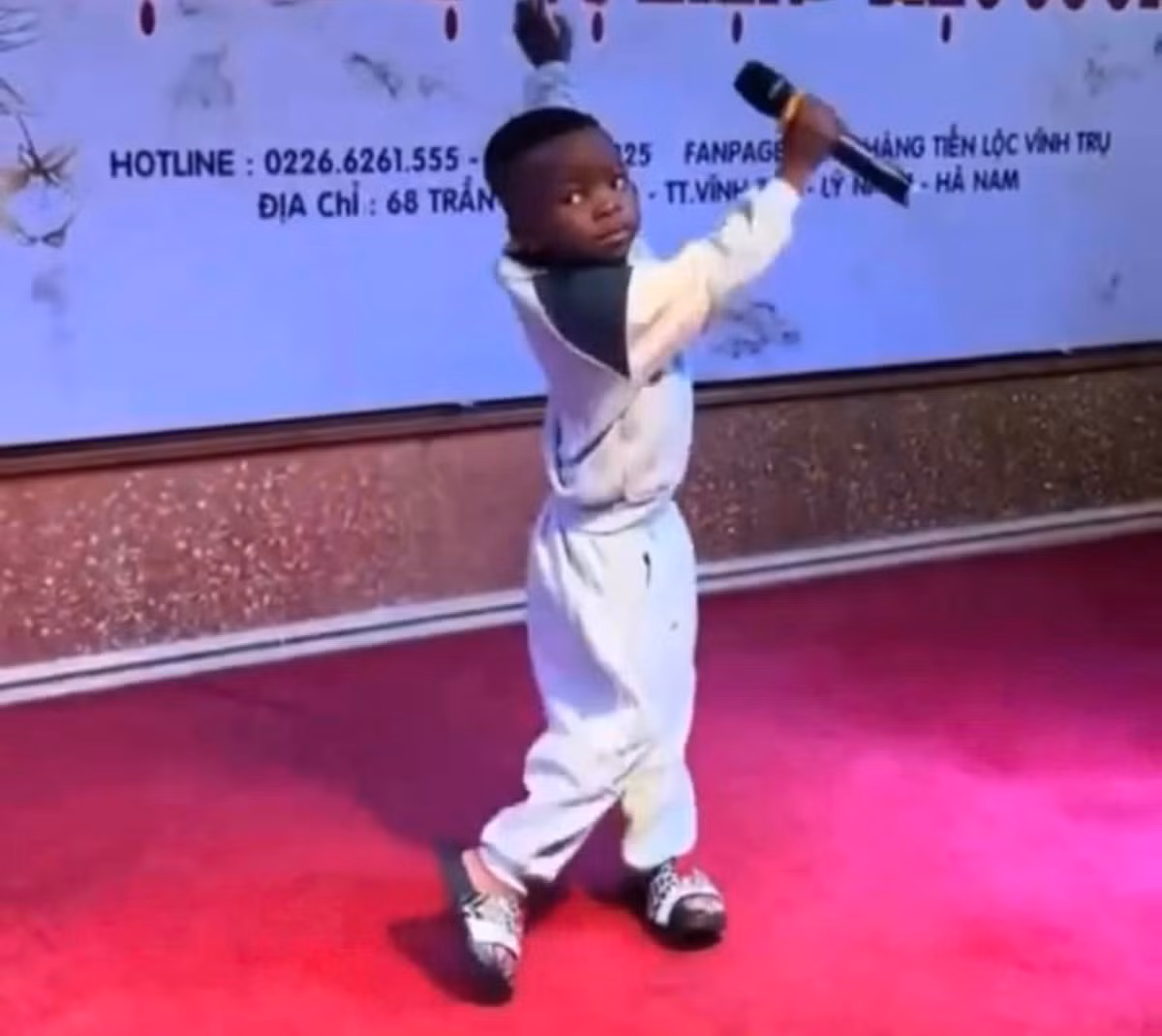 Hình ảnh Lôi Con dạn dĩ, hát tiếng Việt lơ lớ nhưng vô cùng đáng yêu đã khiến nhiều người có cảm giác không nỡ khi Lôi về quê hương.