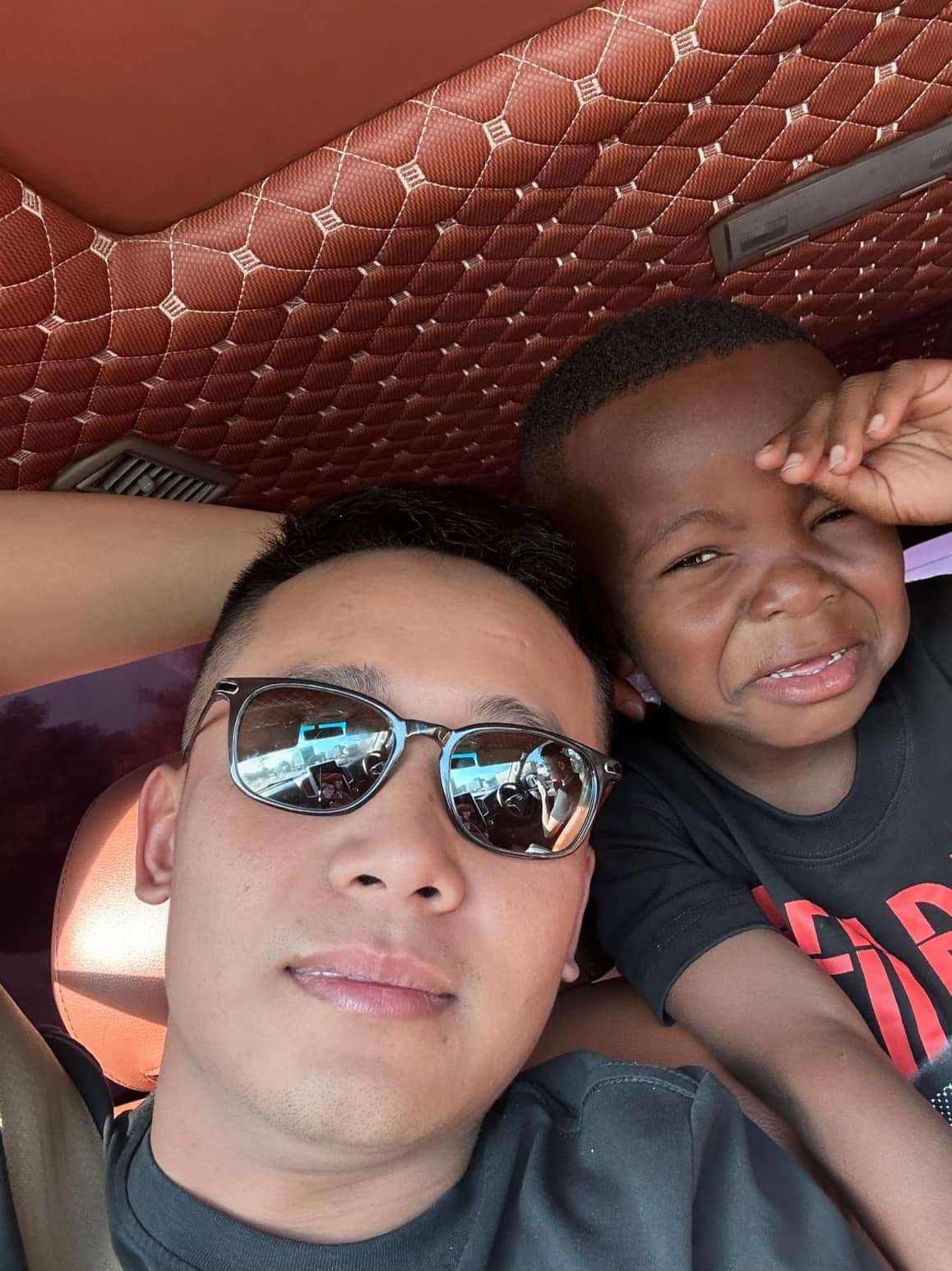 Suốt những tháng ngày ở Việt Nam, Lôi Con được team Quang Linh đưa đi khám phá 17 tỉnh thành dọc miền đất nước. Cậu bé cũng vô cùng thích thú với những trải nghiệm tuyệt vời ở đất nước hình chữ S.