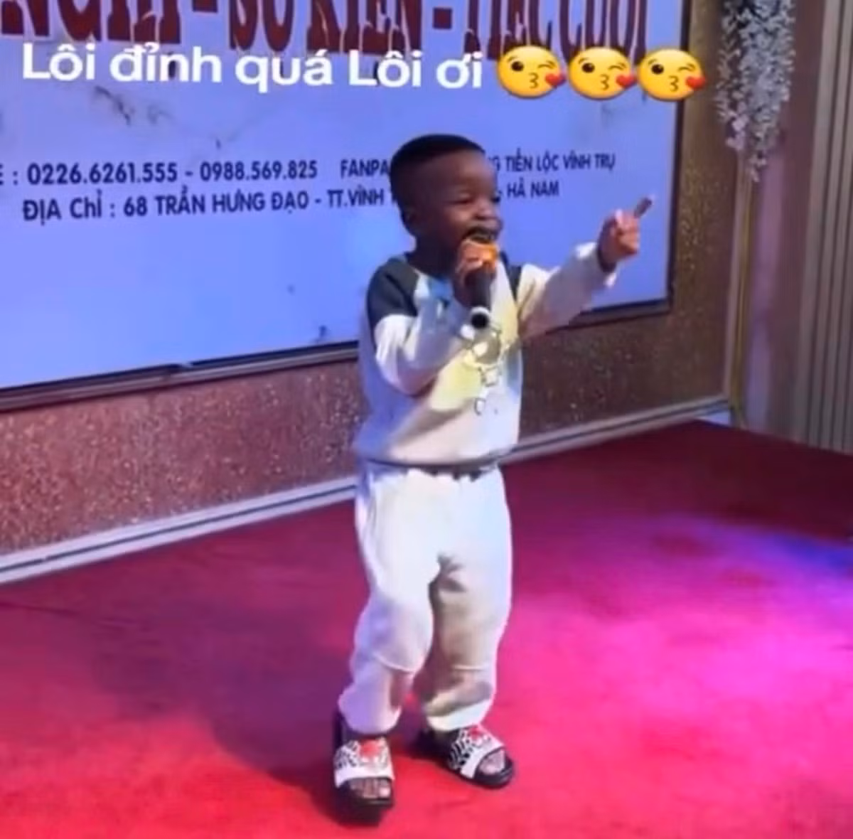 Ngày mới hạ cánh ở sân bay Nội Bài - Hà Nội, Lôi Con được nhiều người Việt Nam chào đón, tặng quà khiến cậu bé vô cùng thích thú.