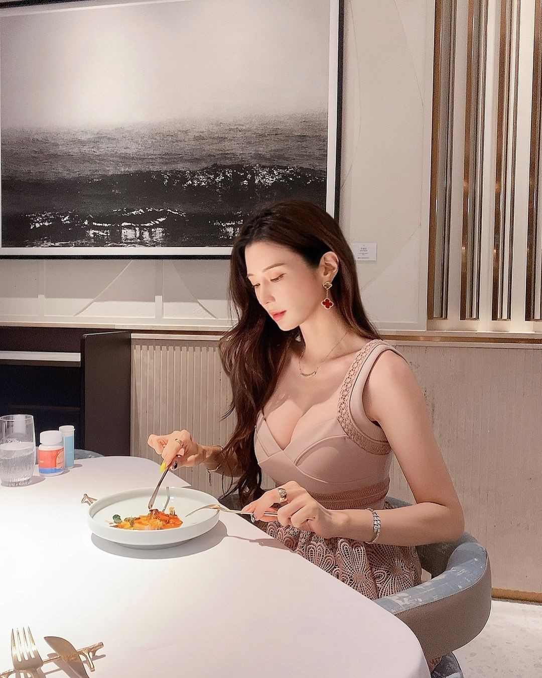 Khi còn học đại học, Manyo Yoo Jin luôn gây chú ý với bạn bè về chiều cao và vòng 1 có phần nóng bỏng. Sau khi tốt nghiệp đại học, cô được nhiều hãng thời trang mời làm người mẫu, tuy nhiên người đẹp 9X từ chối.