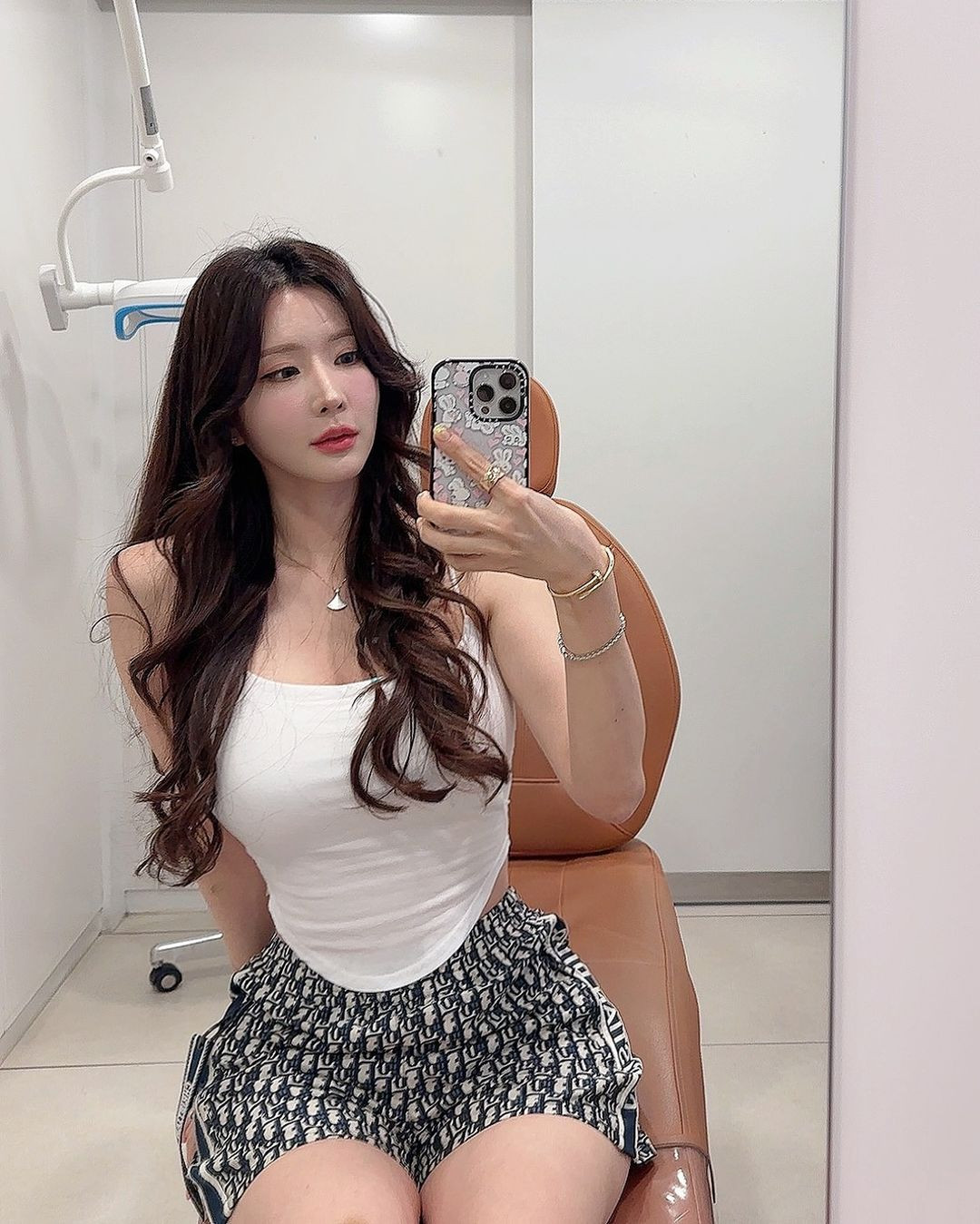 Cô nàng sở hữu gương mặt tựa búp bê, cặp chân dài thẳng tắp như thước kẻ, vòng 1 căng tràn cùng thắt eo như “con kiến”.