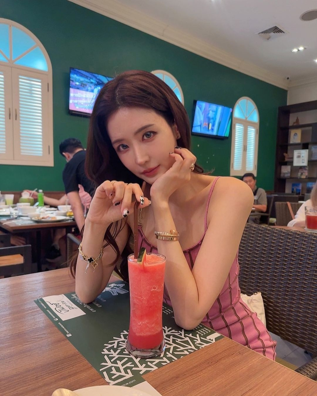 Cô nàng cũng thường diện trang phục đến từ các thương hiệu xa xỉ đắt đỏ. Người đẹp là tay chơi hàng hiệu có tiếng tại xứ kim chi. Cô sở hữu bộ sưu tập túi xách của nhiều thương hiệu nổi tiếng như: Gucci, Chanel, Dior...