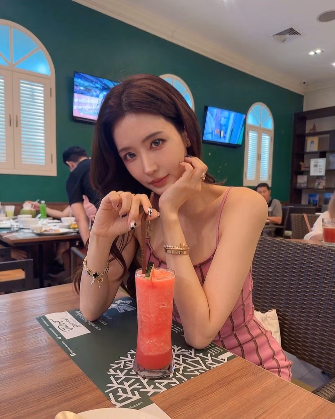 Cô nàng cũng thường diện trang phục đến từ các thương hiệu xa xỉ đắt đỏ. Người đẹp là tay chơi hàng hiệu có tiếng tại xứ kim chi. Cô sở hữu bộ sưu tập túi xách của nhiều thương hiệu nổi tiếng như: Gucci, Chanel, Dior...