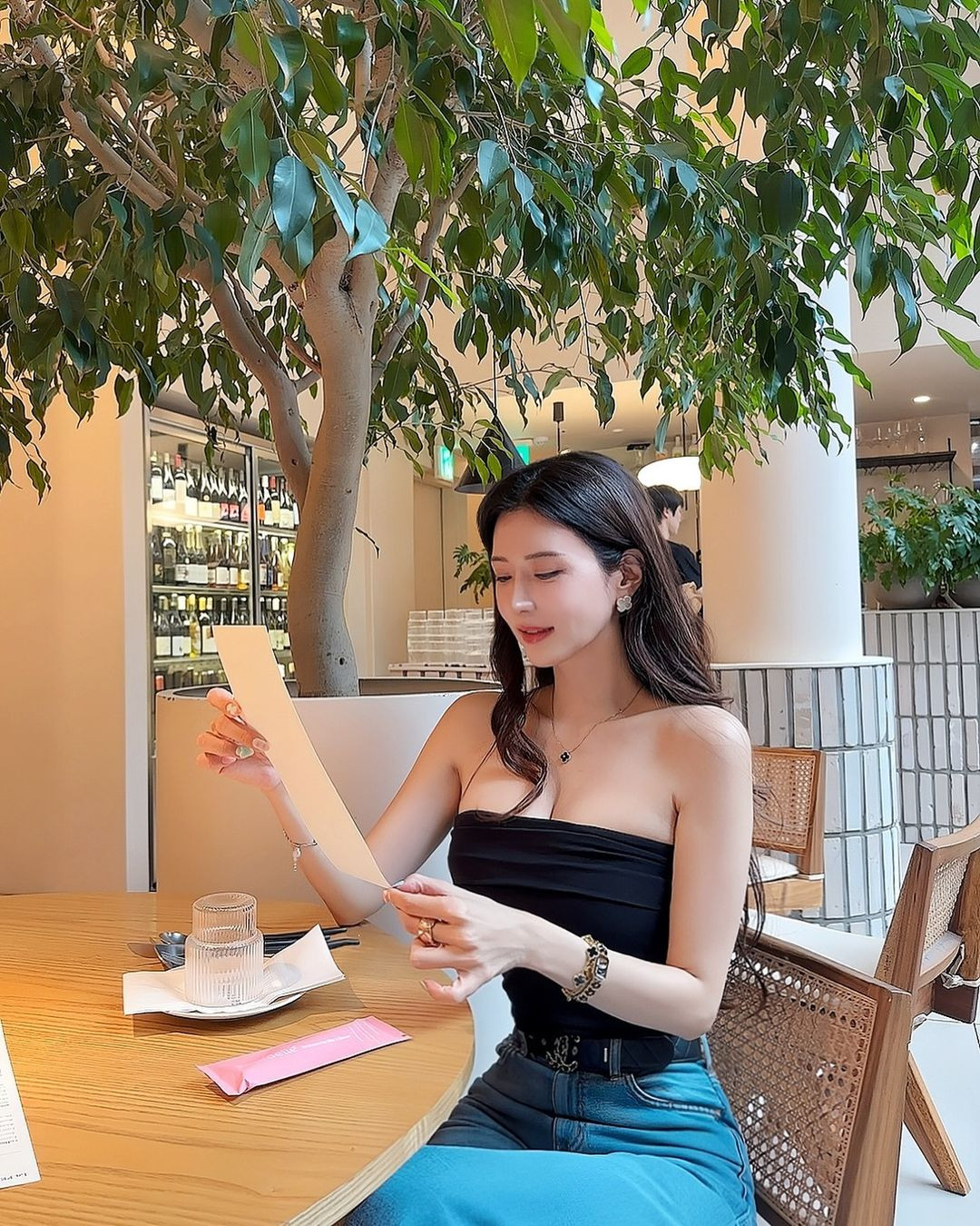 Năm 2010, Manyo bắt đầu thành lập công ty kinh doanh mỹ phẩm, cô thu hút cộng đồng mạng nhờ diện mạo xinh đẹp cùng hình thể chuẩn chữ S.