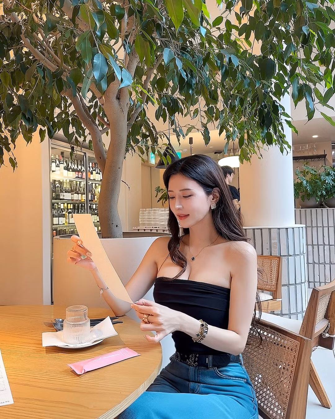 Năm 2010, Manyo bắt đầu thành lập công ty kinh doanh mỹ phẩm, cô thu hút cộng đồng mạng nhờ diện mạo xinh đẹp cùng hình thể chuẩn chữ S.