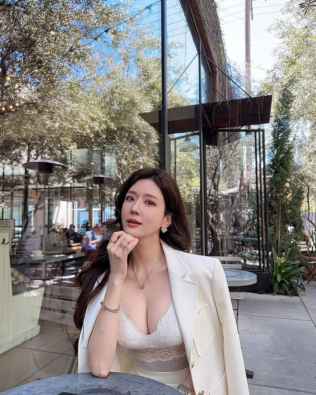 Cô có hơn 1 triệu người theo dõi trên trang cá nhân nhờ ngoại hình xinh đẹp cũng như gu thời trang sang chảnh, gợi cảm.