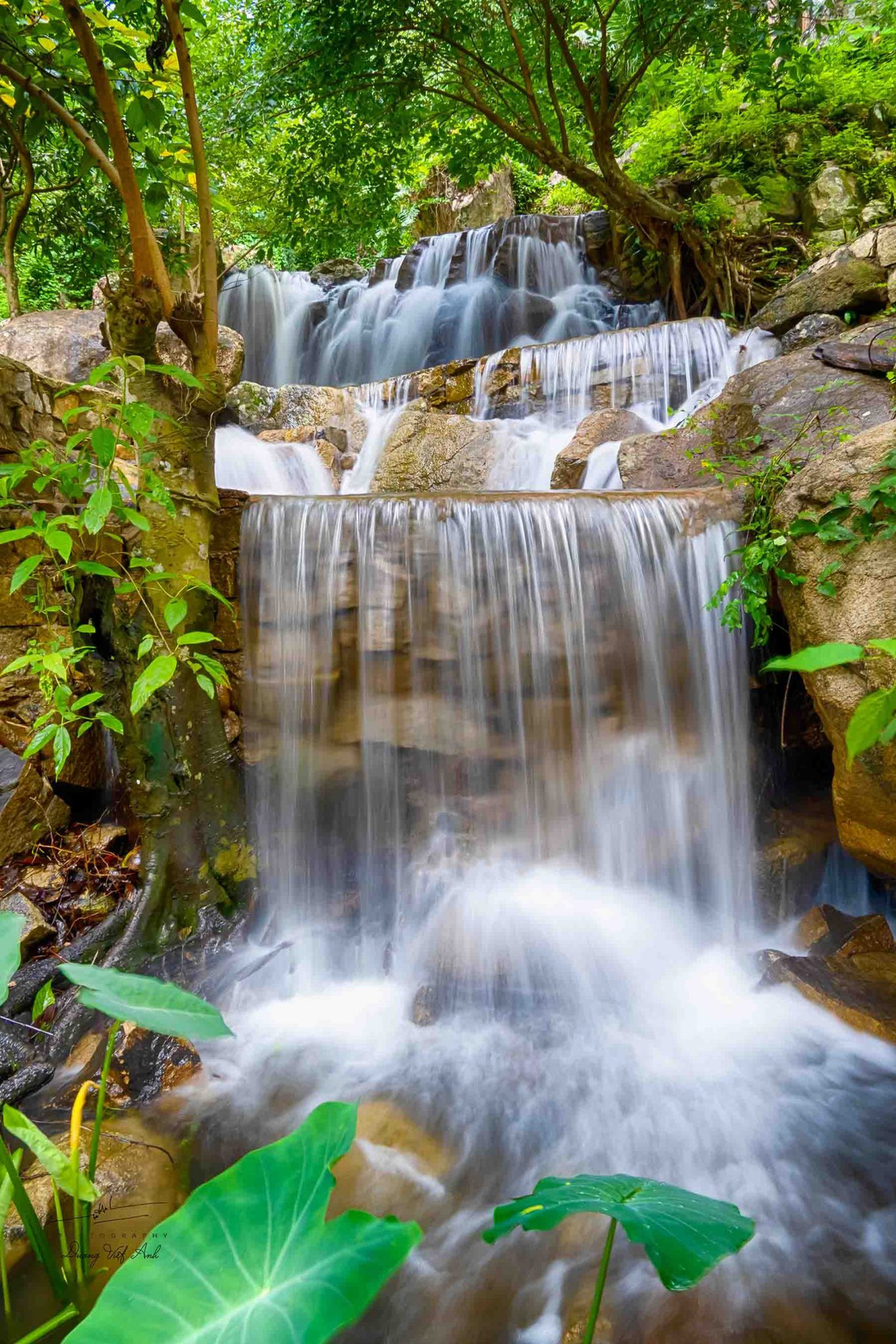 Mưa xuống, dòng suối càng trở nên hấp dẫn du khách với nhiều thác nước nhỏ đổ từ trên cao. Ảnh: Dương Việt Anh