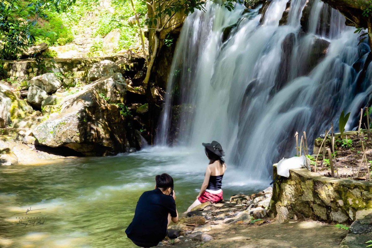 Du khách chụp ảnh bên suối. Ảnh: Dương Việt Anh