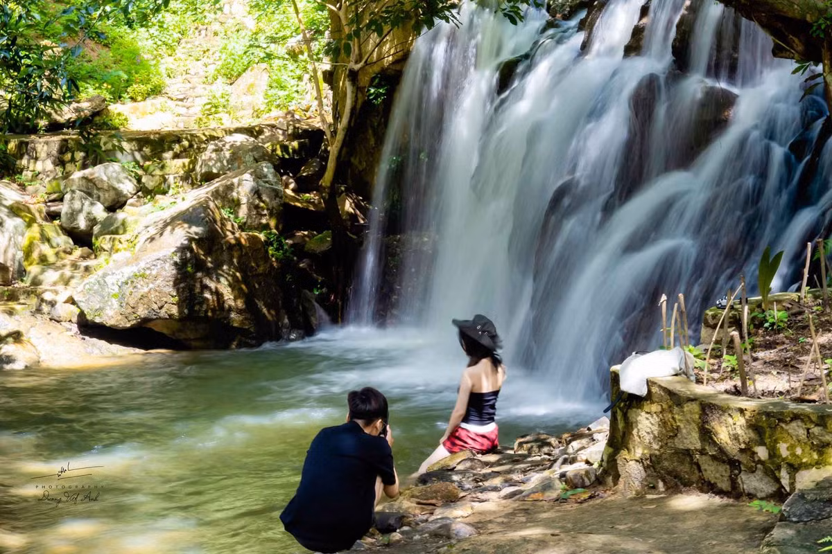 Du khách chụp ảnh bên suối. Ảnh: Dương Việt Anh