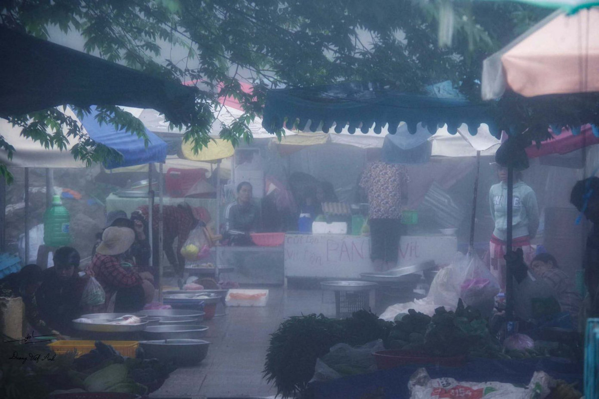 Nằm cạnh hồ Thủy Liêm,”chợ mây” trên núi Cấm mang vẻ bình dị cũng là điểm đến đáng để du khách trải nghiệm. Ảnh: Dương Việt Anh