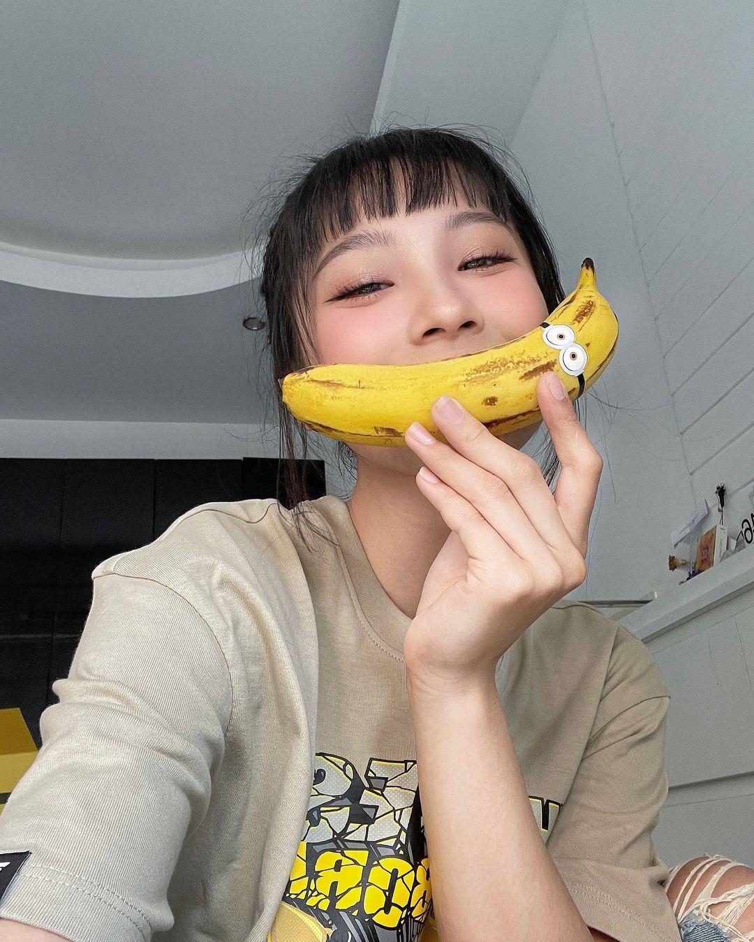 Trước khi làm diễn viên, Thu Hà Ceri từng có kinh nghiệm làm người mẫu, nhân viên cửa hàng tiện lợi, bán shop quần áo.