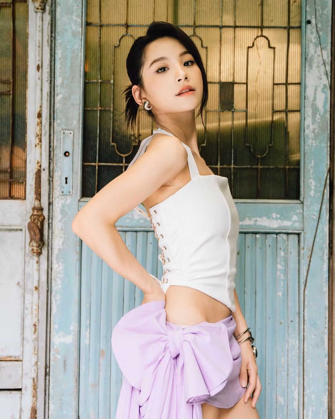 Trong phim là vậy nhưng ngoài đời, Thu Hà Ceri chuộng trang phục cắt xẻ, nhiều lần để lộ lưng trần, xương quai xanh quyến rũ.