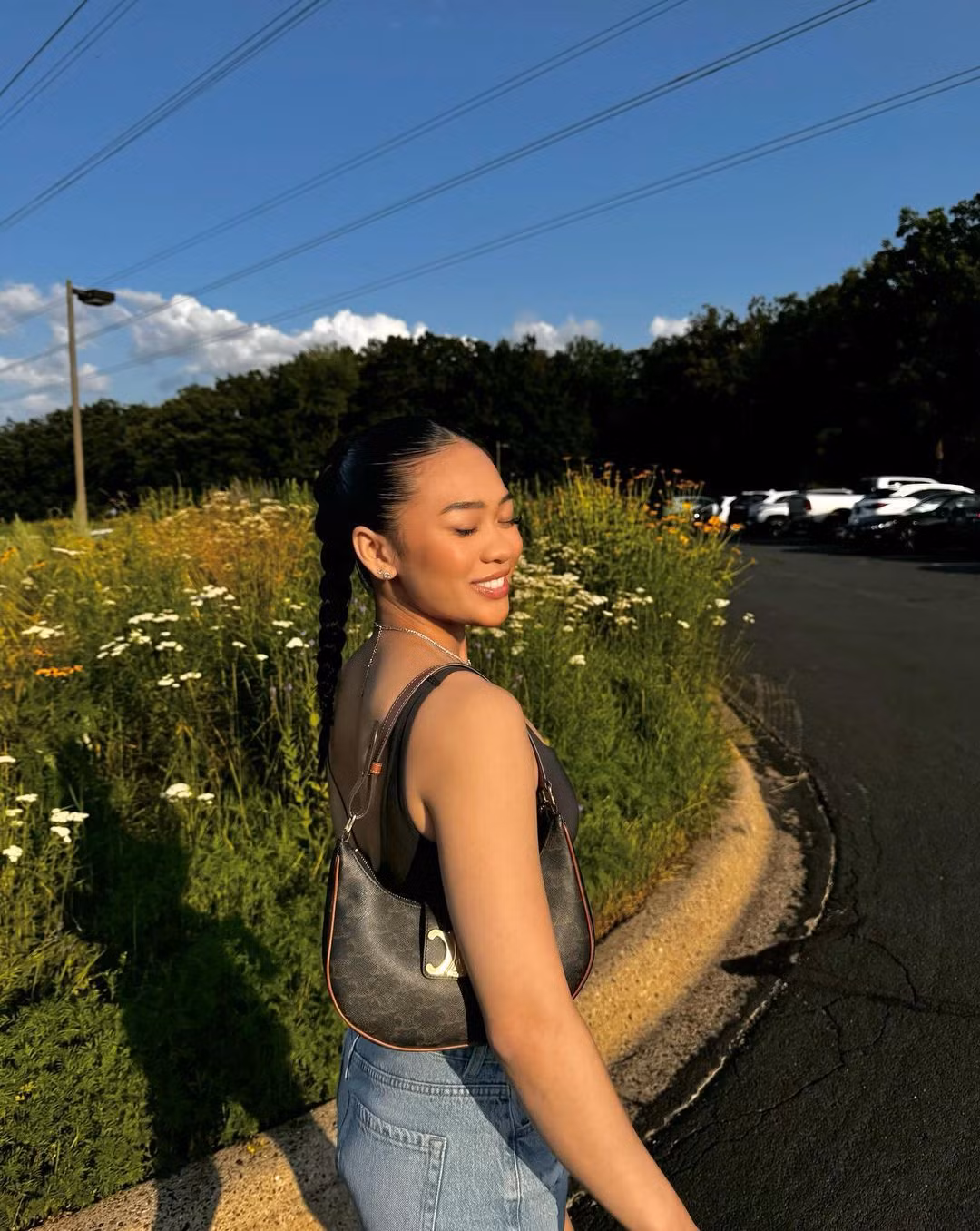 Nữ vận động viên sinh năm 2003 thích diện mẫu váy dáng ngắn có thiết kế khoét ngực, ôm sát cơ thể và khoe trọn được đường cong nóng bỏng.