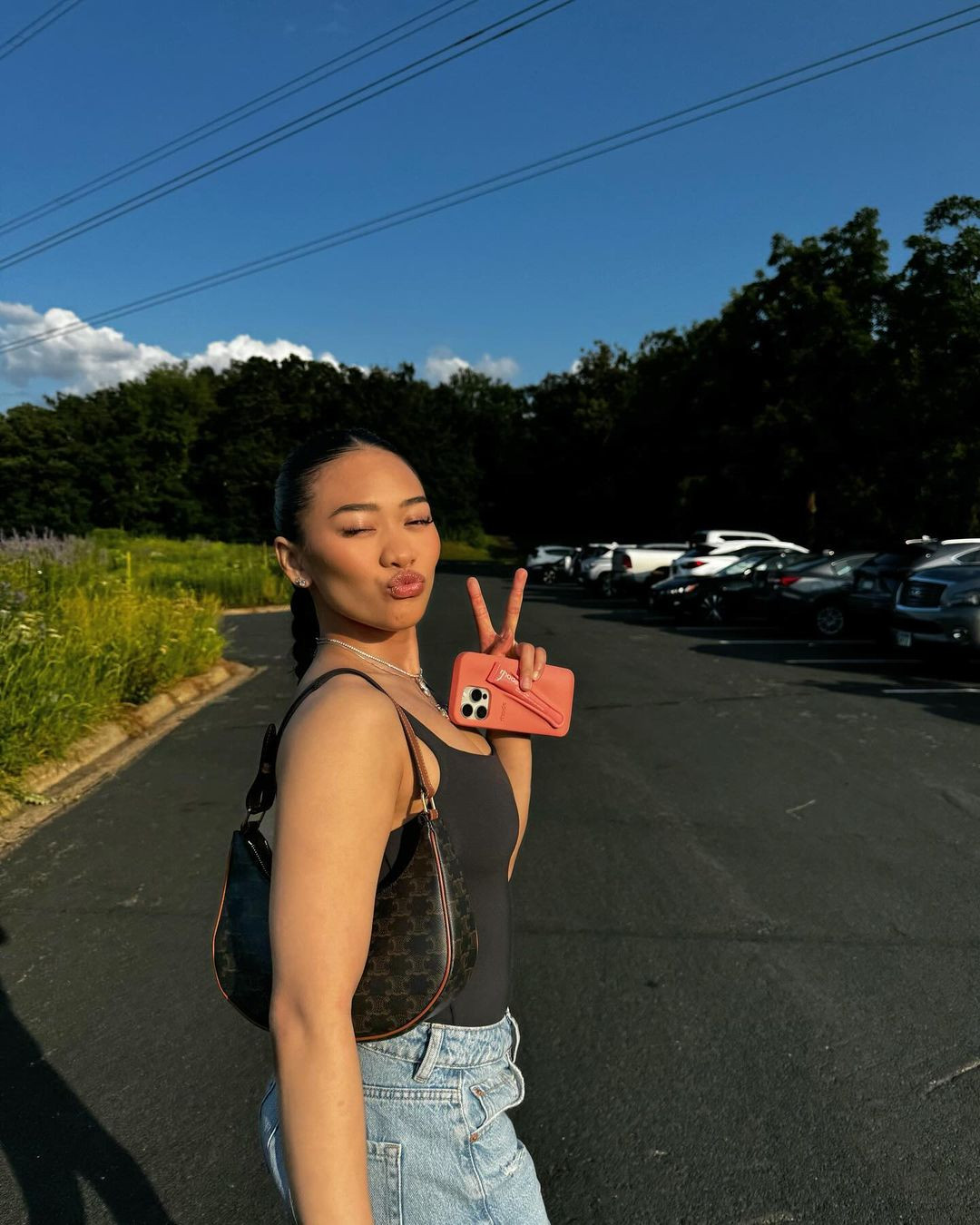 Sở hữu chiều cao khiêm tốn 1,52m nhưng Sunisa luôn tự tin thử nghiệm nhiều kiểu dáng trang phục khác nhau.