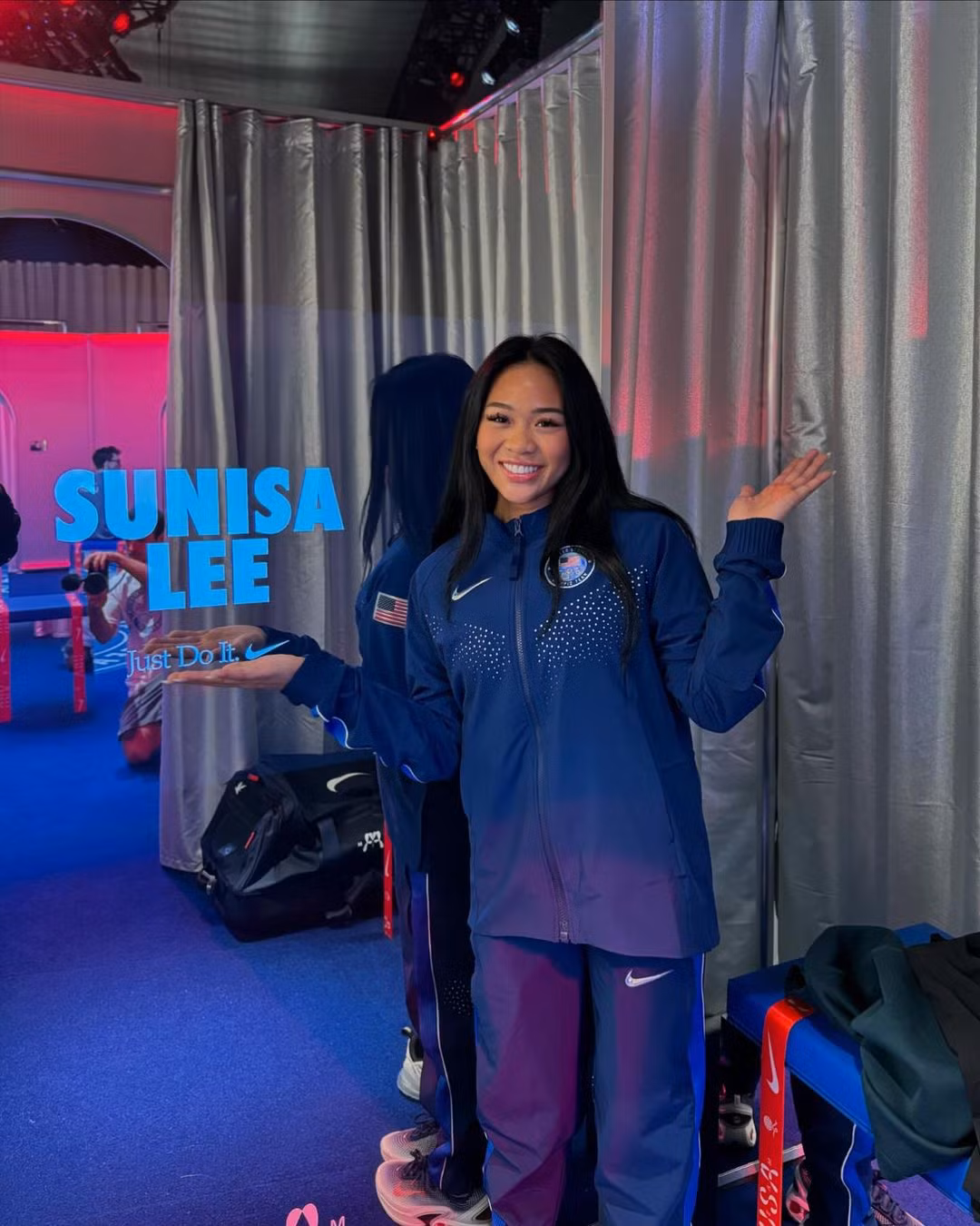 Ngoài đời, Sunisa theo đuổi phong cách thời trang gợi cảm, trưởng thành.