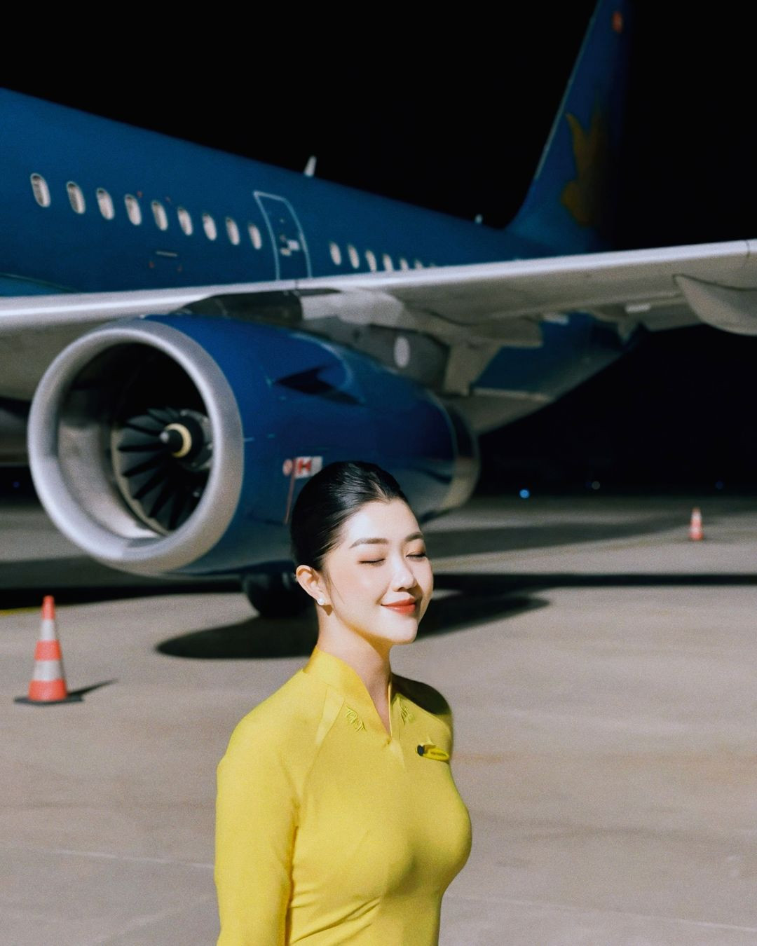 Nhìn hình ành nữ tiếp viên trưởng ở thời điểm hiện tại, ít ai biết rằng cô nàng từng là sinh viên ngành Kiến trúc. Cô nàng xinh đẹp này từng có thời gian là một kiến trúc sư cho công ty thiết kế, thi công và trang trí nội thất.