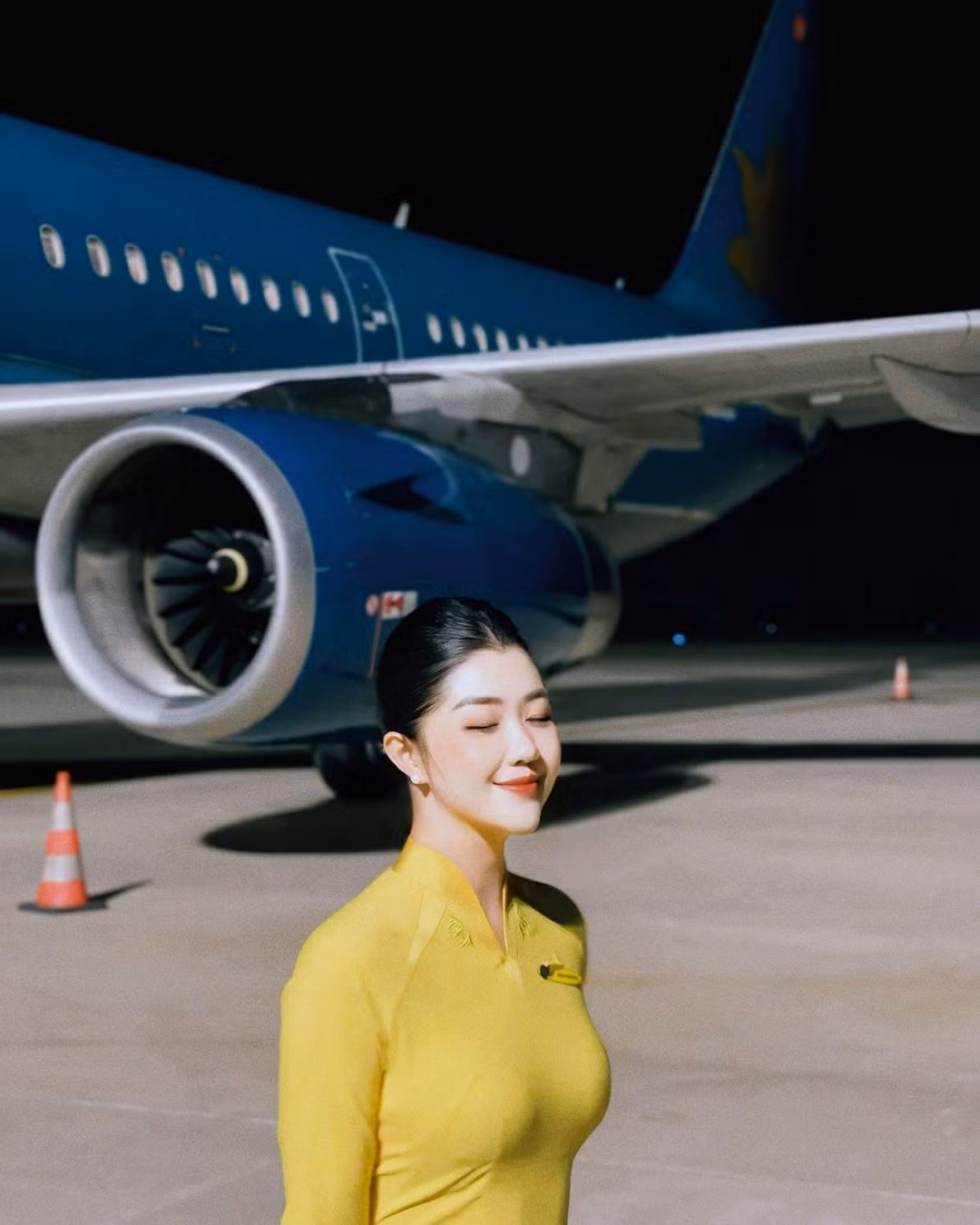 Nhìn hình ành nữ tiếp viên trưởng ở thời điểm hiện tại, ít ai biết rằng cô nàng từng là sinh viên ngành Kiến trúc. Cô nàng xinh đẹp này từng có thời gian là một kiến trúc sư cho công ty thiết kế, thi công và trang trí nội thất.