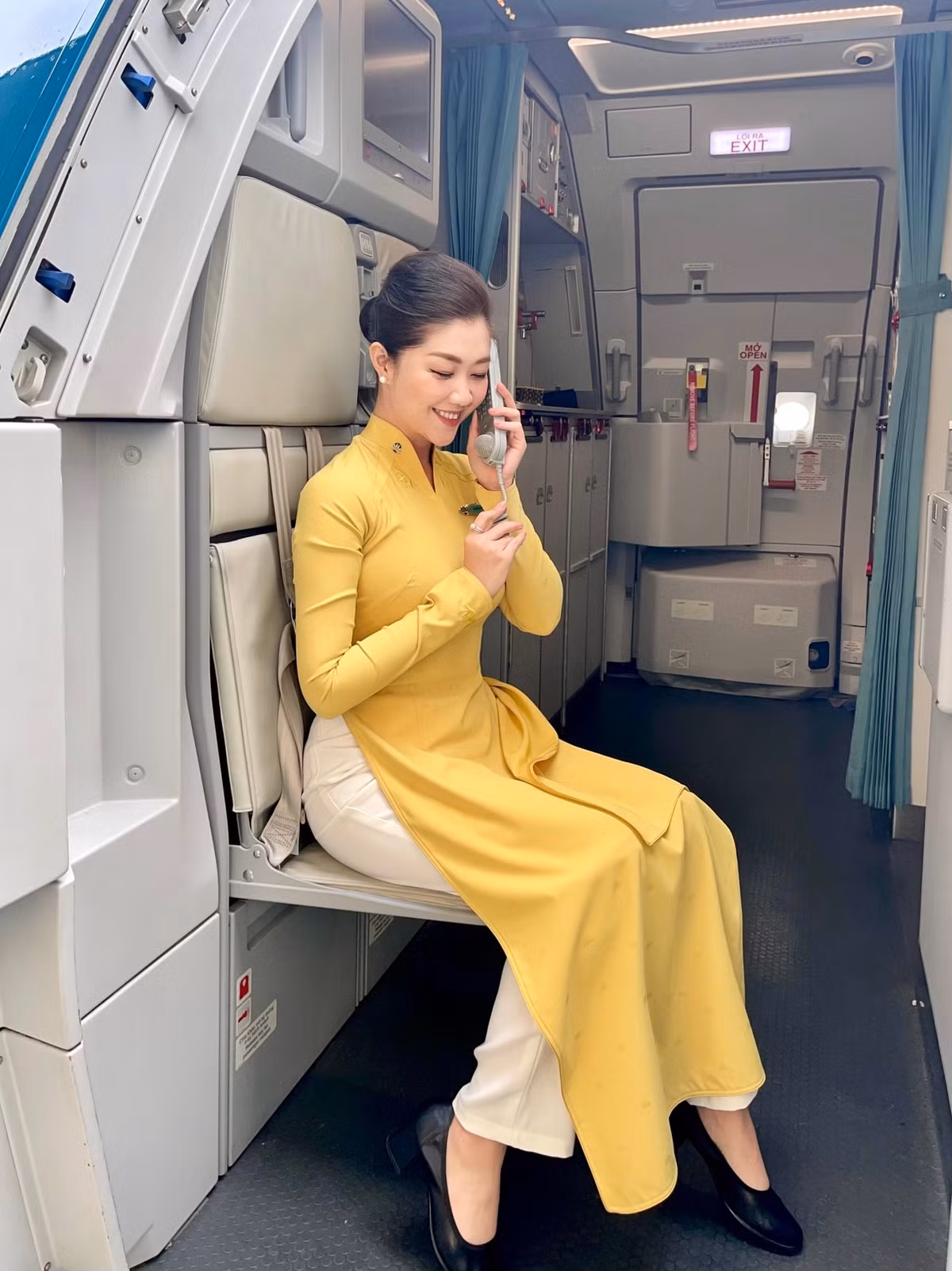 Chỉ mất 8 năm để Nam Phương có thể đổi màu áo bay, từ màu áo xanh lên vàng - từ tiếp viên hàng không lên thành tiếp viên trưởng của hãng hàng không quốc gia Vietnam Airlines.