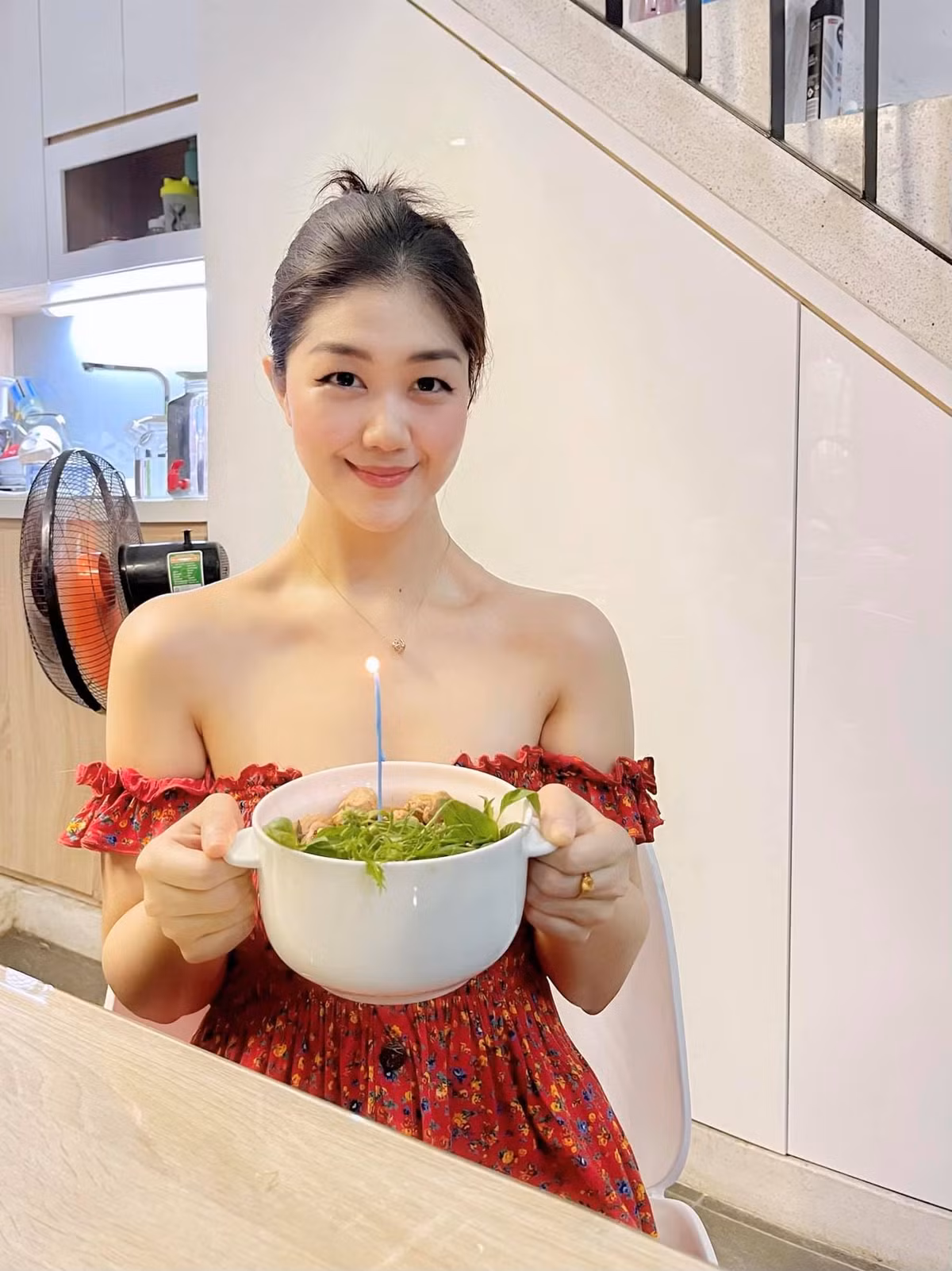 Khi cởi bỏ bộ đồng phục bay, Nam Phương không hề đóng khung mình trong một phong cách thời trang mà cô luôn thay đổi hình tượng, lúc thì nữ tính dịu dàng lúc lại vô cùng cá tính.