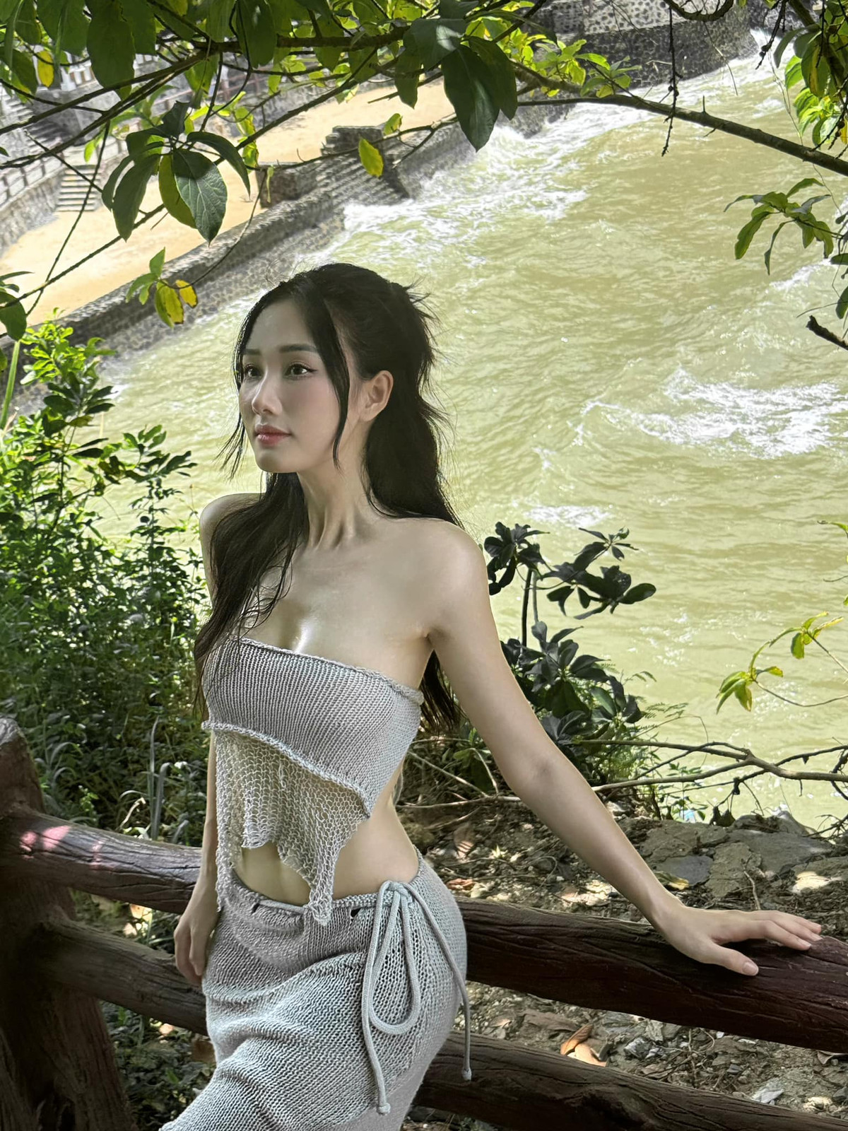 Cô nàng khéo khoe trọn đường cong với vòng eo con kiến khiến nhiều người không thể rời mắt.