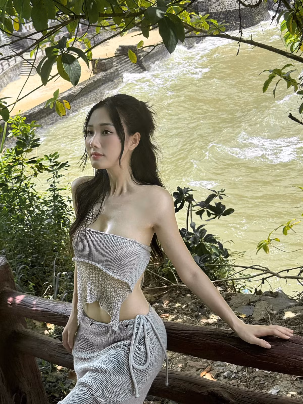 Cô nàng khéo khoe trọn đường cong với vòng eo con kiến khiến nhiều người không thể rời mắt.