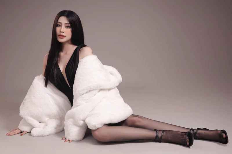Cô sở hữu khuôn mặt xinh xắn cùng vóc dáng nóng bỏng và đôi chân dài miên man.