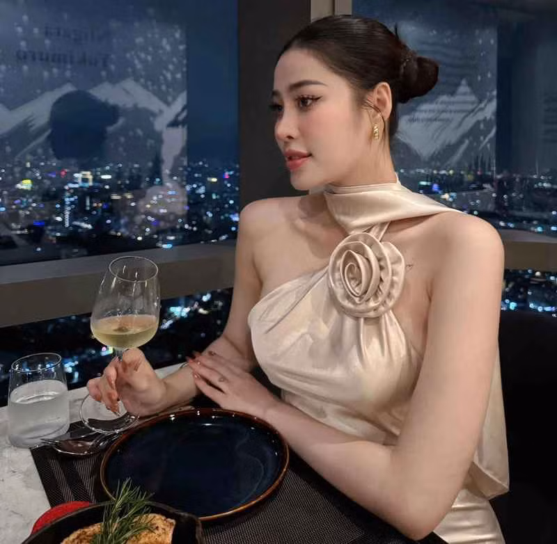 Chưa rõ định hướng của Hồng Vy ra sao nhưng nếu tiếp tục tham gia các cuộc thi nhan sắc, cô nàng sẽ là đối thủ đáng gờm với các thí sinh.