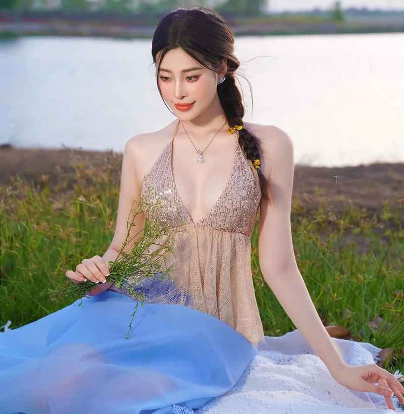 Hồng Vy tên đầy đủ là Nguyễn Thị Hồng Vy sinh năm 2000 tại TP Hồ Chí Minh. Cô hiện là người mẫu tự do và kinh doanh online.