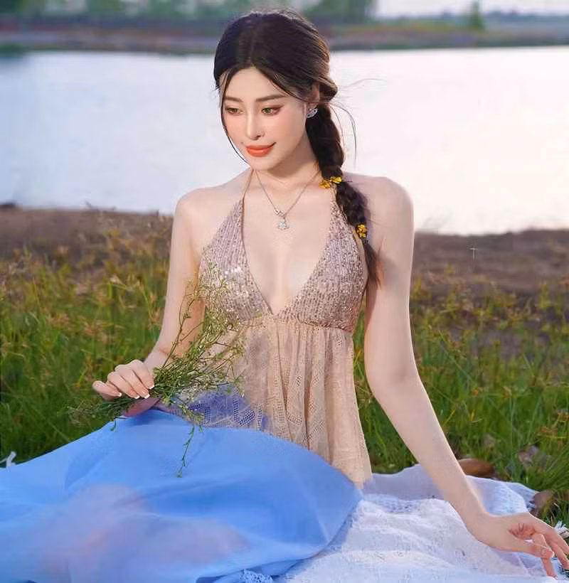 Hồng Vy tên đầy đủ là Nguyễn Thị Hồng Vy sinh năm 2000 tại TP Hồ Chí Minh. Cô hiện là người mẫu tự do và kinh doanh online.