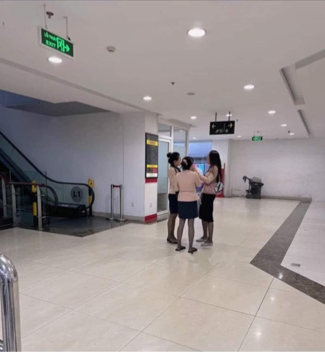 Loạt ảnh ghi lại hình ảnh 3 cô gái cùng chỗ làm, sau khi tan ca cả 3 vẫn tự tập một chỗ để chuyện trò.