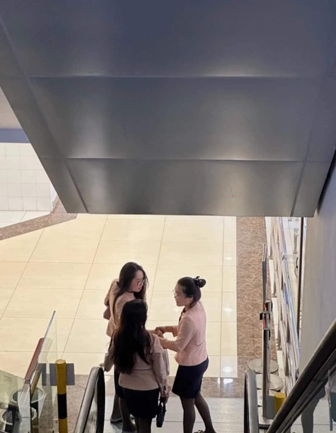 Nói chuyện từ hành lang đến cầu thang...