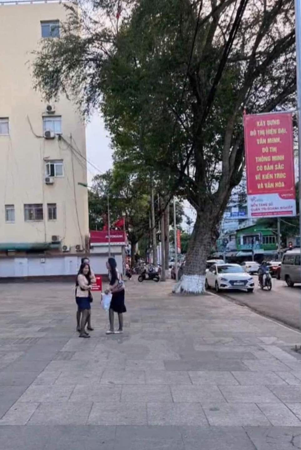 Nhìn nụ cười là biết câu chuyện rôm rả như thế nào. (Ảnh: Facebook)