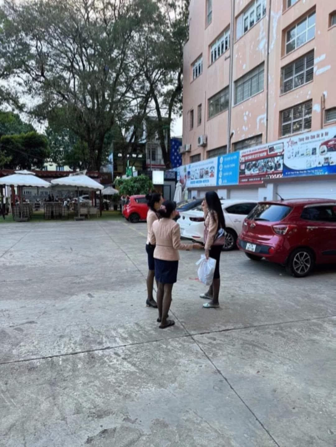 Đến lúc ra nhà để xe, cả 3 vẫn "gắn bó" không muốn rời.