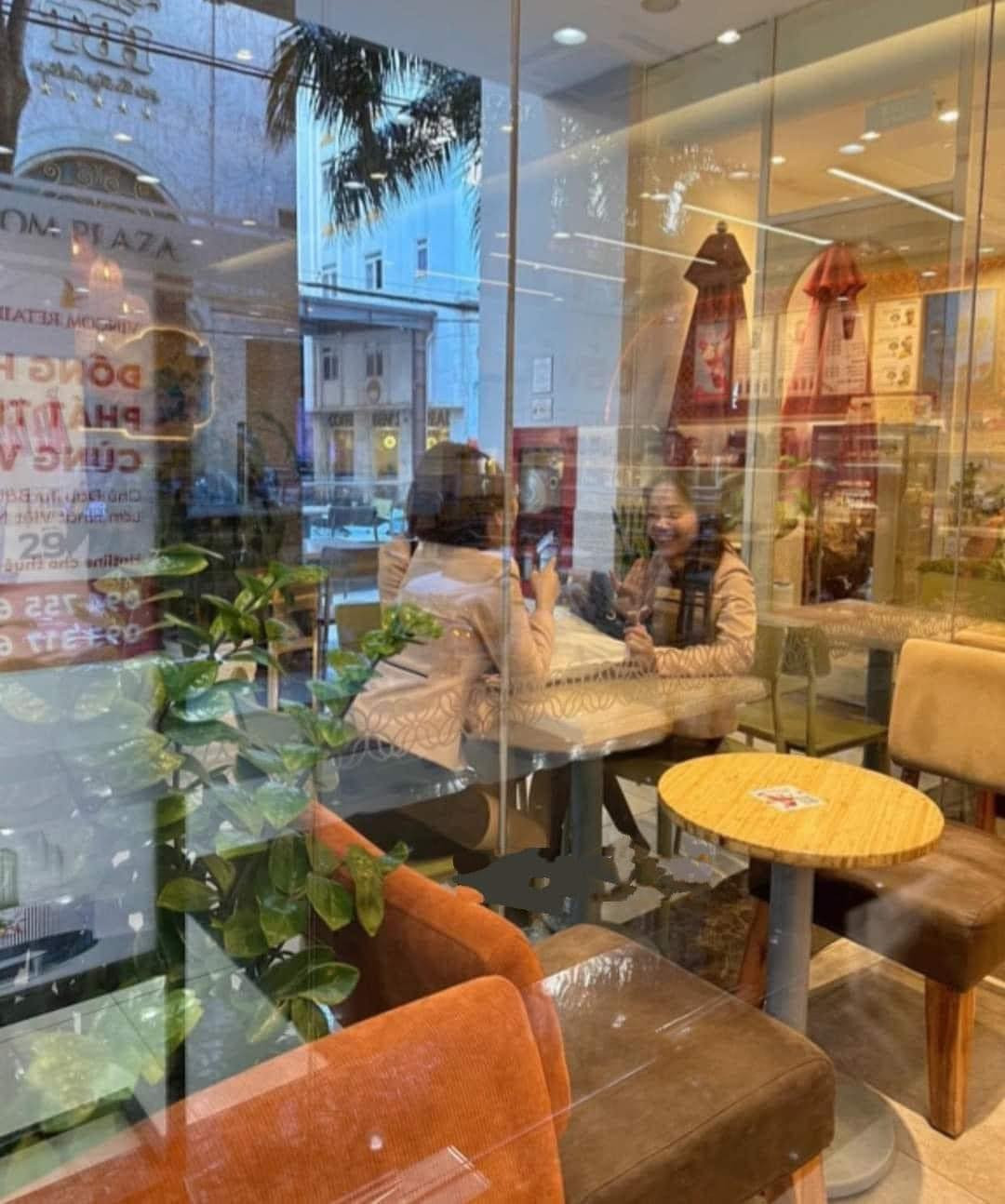 Sau khi đứng chán, cả 3 lại tiếp tục rủ nhau vào quán cà phê. Điều đáng nói là bộ 3 này mặc đồng phục giống nhau, làm cùng 1 công ty cả ngày, thế nhưng đến khi tan làm vẫn nói như không bao giờ có thể hết chuyện.