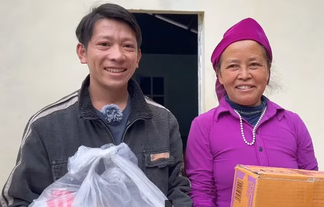 Nói về dự định có con cái, anh Sình cho biết bản thân anh cũng rất muốn có một đứa con, tuy nhiên vợ anh không còn đẻ được. Vì vậy cặp đôi có ý định nhận con nuôi. (Ảnh: Pheng Pheng Vlogs)