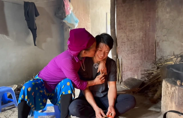 Ở bên nhau, số lần cãi vã của cặp đôi đếm trên đầu ngón tay. Lần mẫu thuẫn lớn nhất là cách đây hơn 1 năm, anh Sình rời khỏi nhà khiến vợ rất buồn và lo lắng. Tuy nhiên sau ít ngày, anh đã trở về nhận lỗi với vợ. (Ảnh: Pheng Pheng Vlogs)