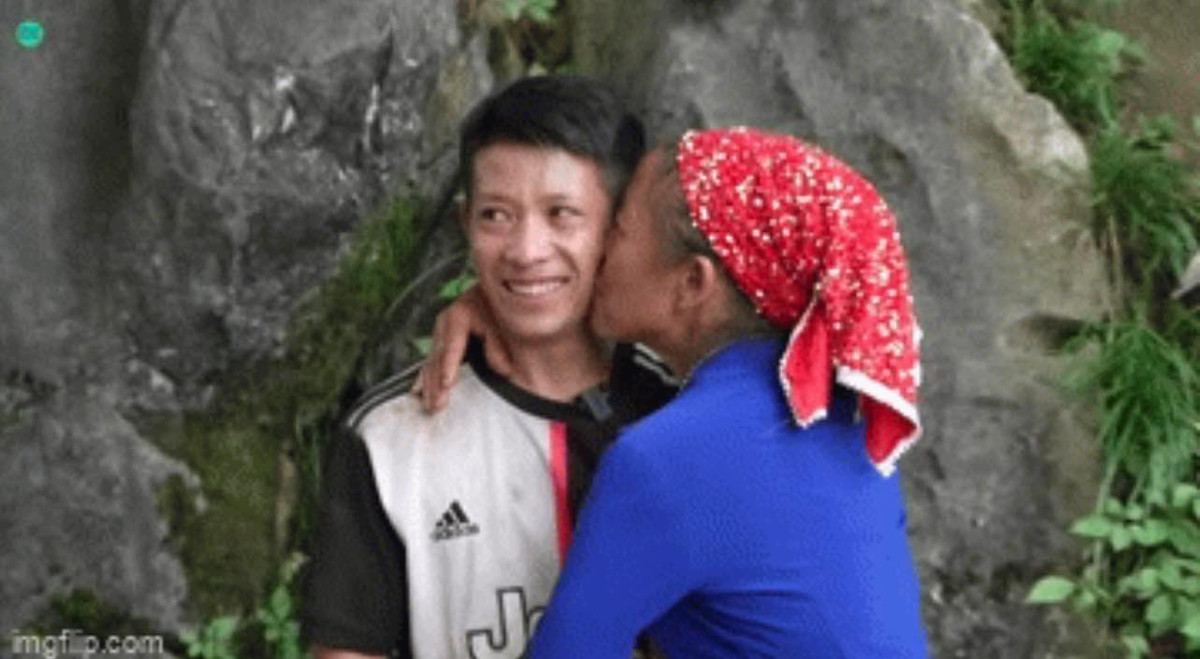 Chị Vư từng trải qua một cuộc hôn nhân nhưng chồng trước đã qua đời. Chị có 4 người con riêng, trong số đó có người lớn tuổi hơn anh Sình. (Ảnh: Độc lạ Bình Dương)