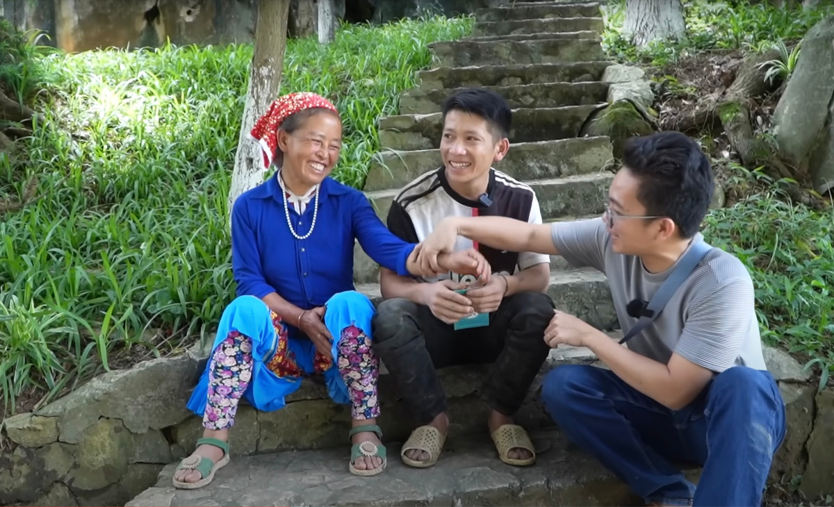 Sau nhiều năm kết hôn, cặp vợ chồng vẫn thuận hòa, hạnh phúc. (Ảnh: Độc lạ Bình Dương)