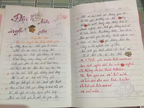 Từng bài hát được đám học trò truyền tay nhau, chép lại, tạo thành cuốn sổ ghi chép với đầy ắp những giai điệu. (Ảnh: Tổng hợp Facebook)