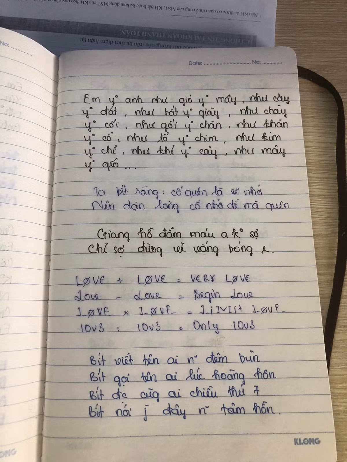 Chất lượng giấy ngày ấy chưa thực sự tốt, viết trang bên này thậm chí còn nhìn thấu qua trang bên kia,