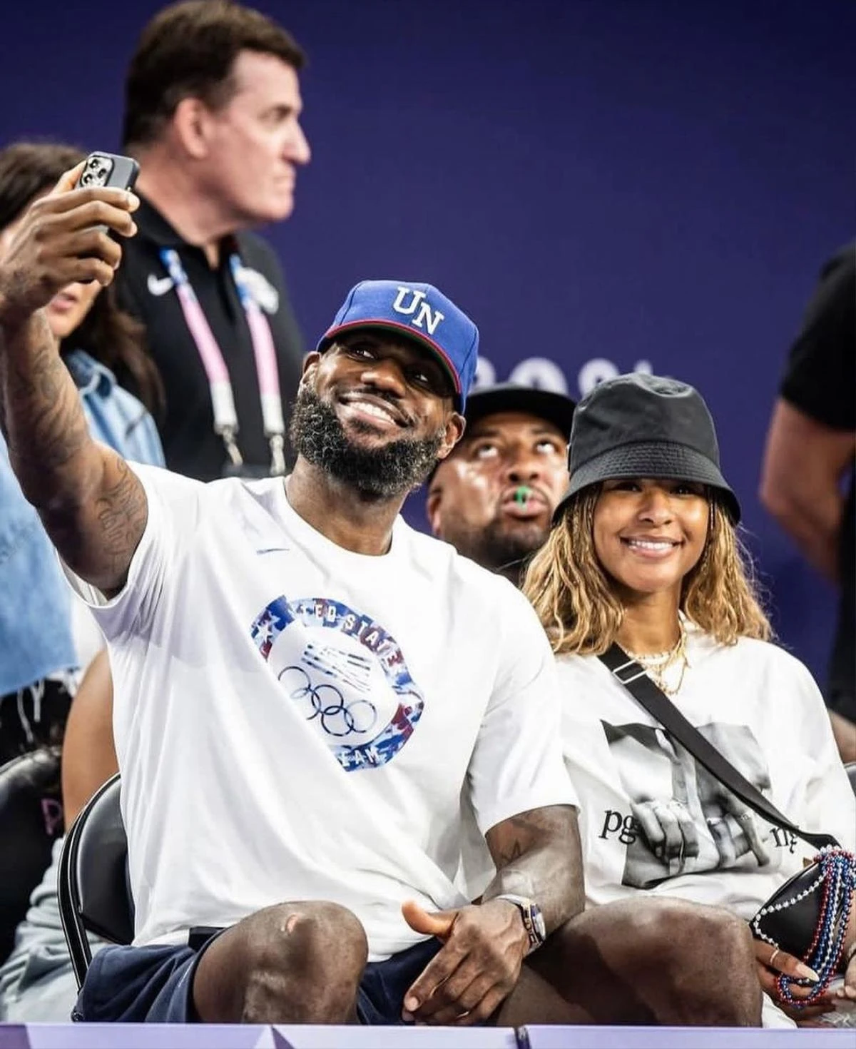 Savannah Jame mà một nửa xinh đẹp và hoàn hảo của cầu thủ bóng rổ vĩ đại nhất nước Mỹ - LeBron James. Nàng WAG "bí ẩn" này đã đến Paris để cổ vũ chồng, bởi đây là lần cuối cùng nam cầu thủ tham gia Olympic. Xuất hiện tại đây, Savannah ăn vận không quá cầu kỳ, nhưng vẫn rất thu hút với vẻ đẹp cá tính.