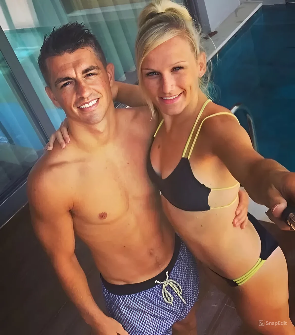 Leah Hickton là cựu VĐV nữ bộ môn thể dục dụng cụ đã kết hôn với một VĐV thể dục dụng cụ hiện tại của đội tuyển Anh - Max Whitlock. Họ đính hôn vào năm 2016 và kết hôn một năm sau đó. Năm 2019, cặp đôi chào đón con gái đầu lòng. Như bao nàng WAGs khác, Leah Hickton cũng sớm có mặt tại Pháp để cổ vũ chồng.